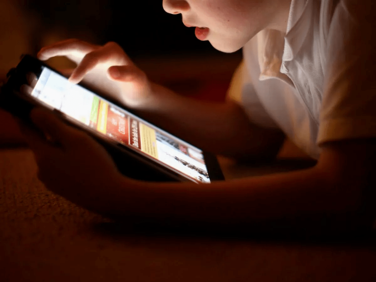 Скільки часу українські діти проводять онлайн, якими застосунками користуються та що знають про безпеку в інтернеті