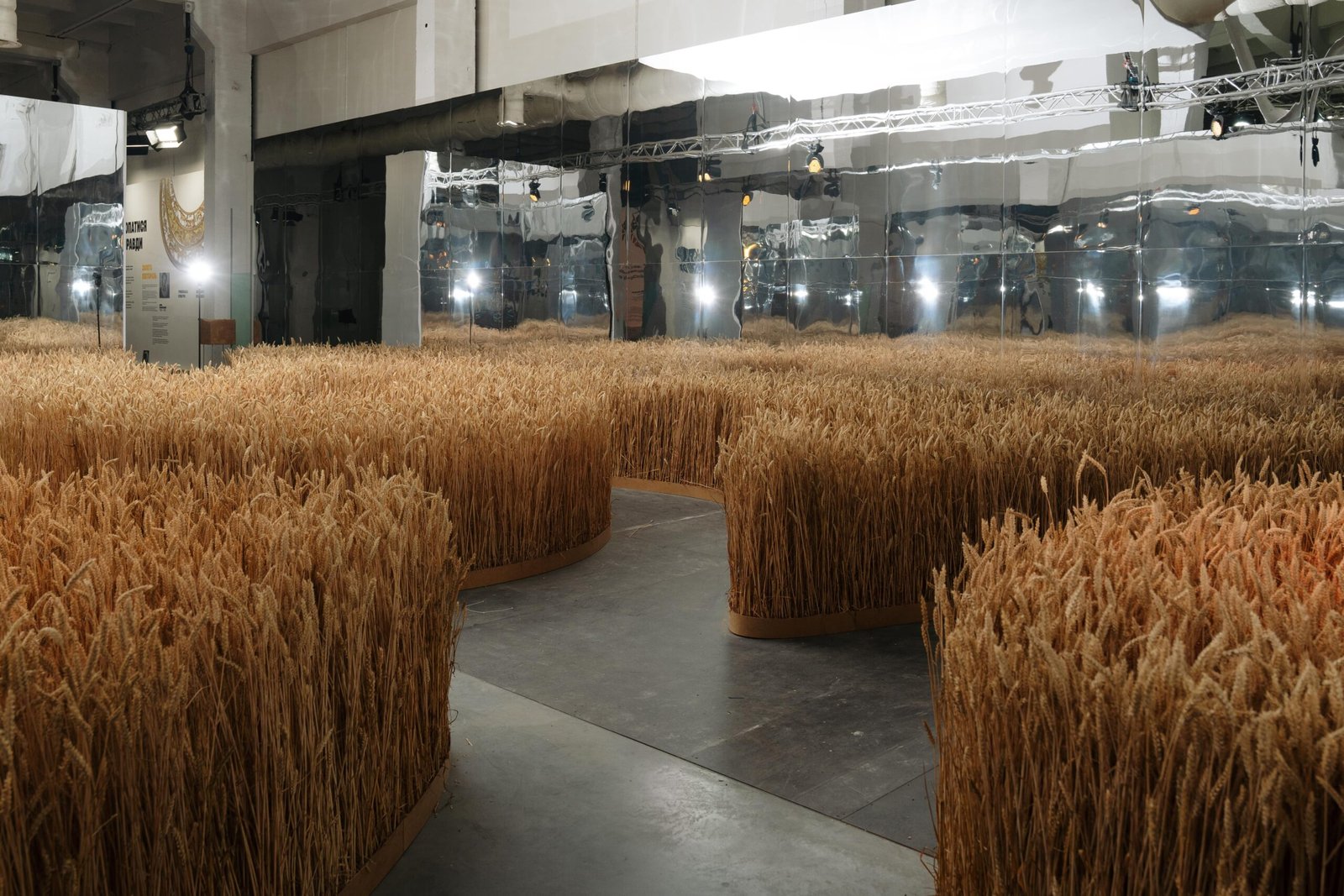 Виставку Ukraine WOW продовжили до 30 листопада