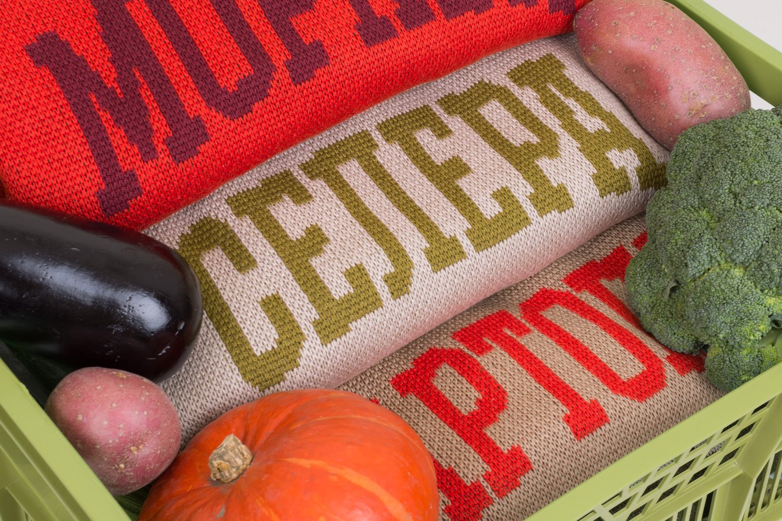 Woolkrafts випустив колекцію светрів, натхнену українськими овочами та фруктами