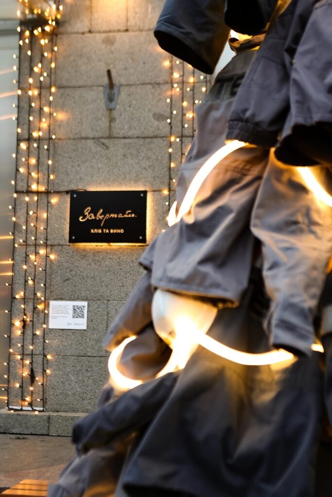 У центрі Києва встановили «Ялинку Світла» — артоб’єкт з форми енергетиків