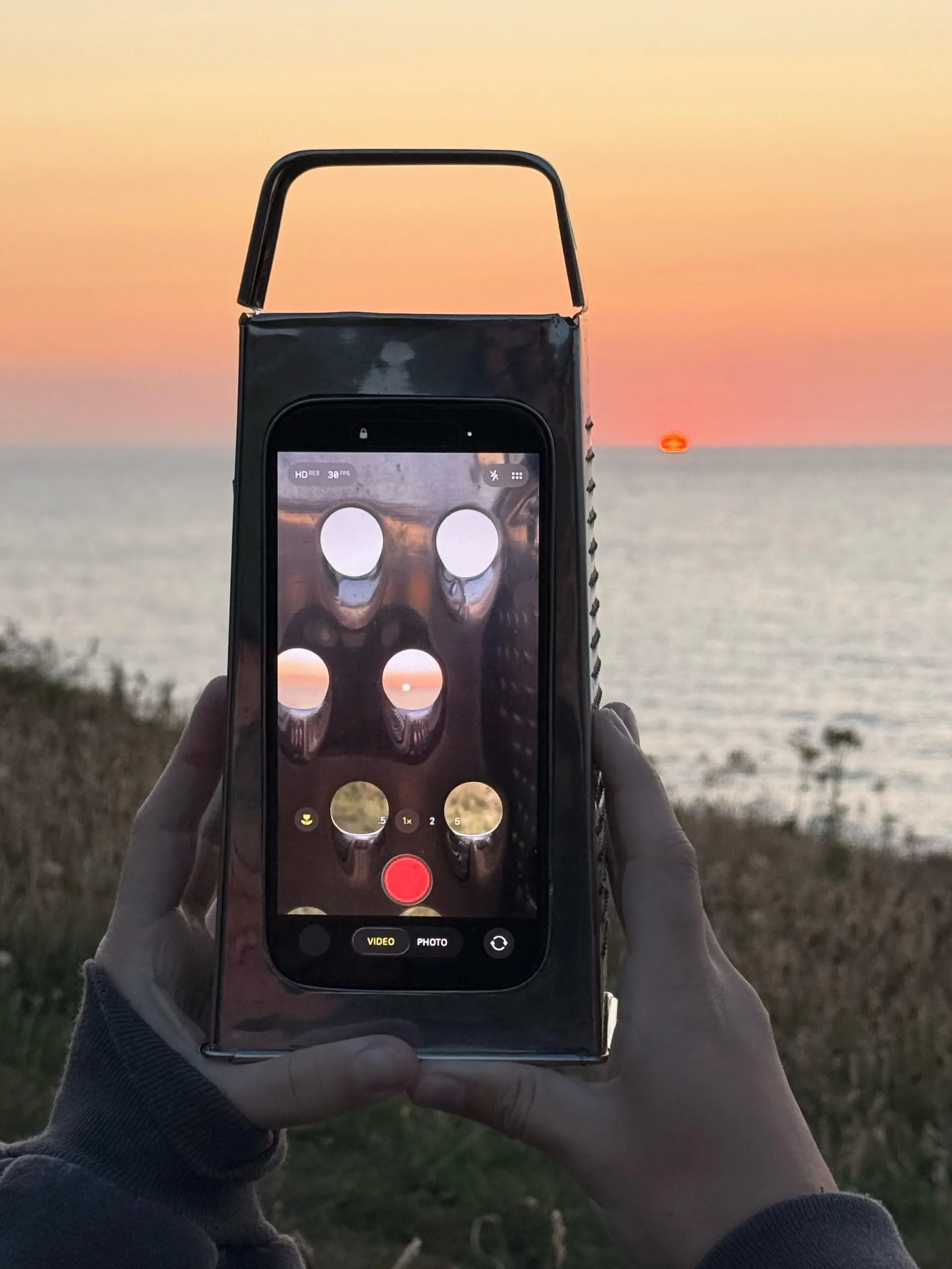 Британський дизайнер перетворив кухонну терку на чохол для iPhone
