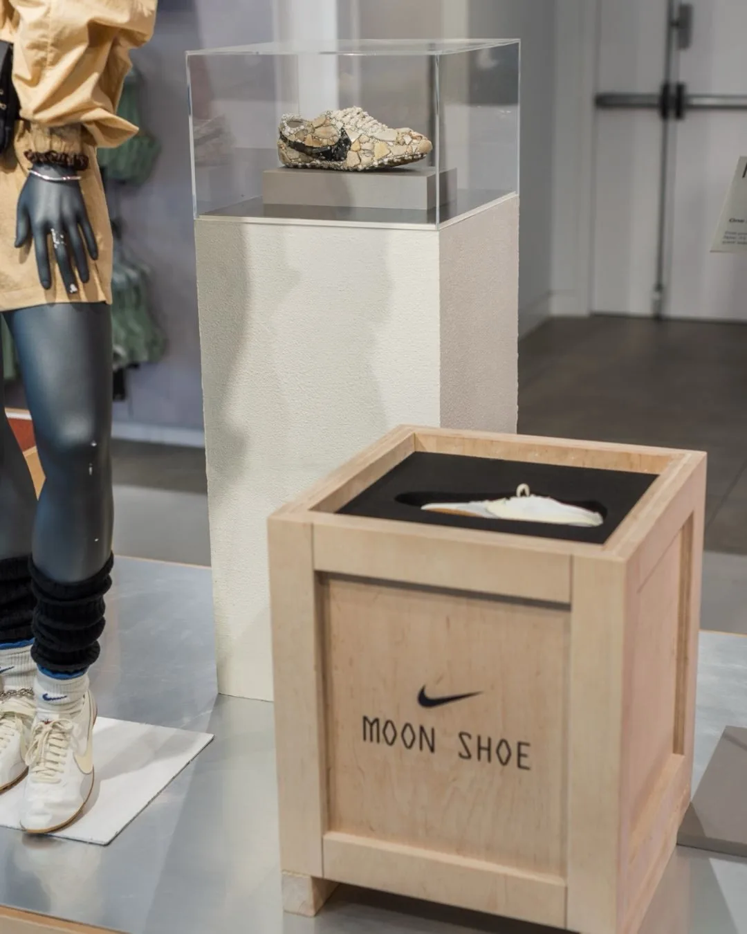 Nike замовив скульптуру, яка показує культові кросівки Moon Shoe знайденими на розкопках 4026 року