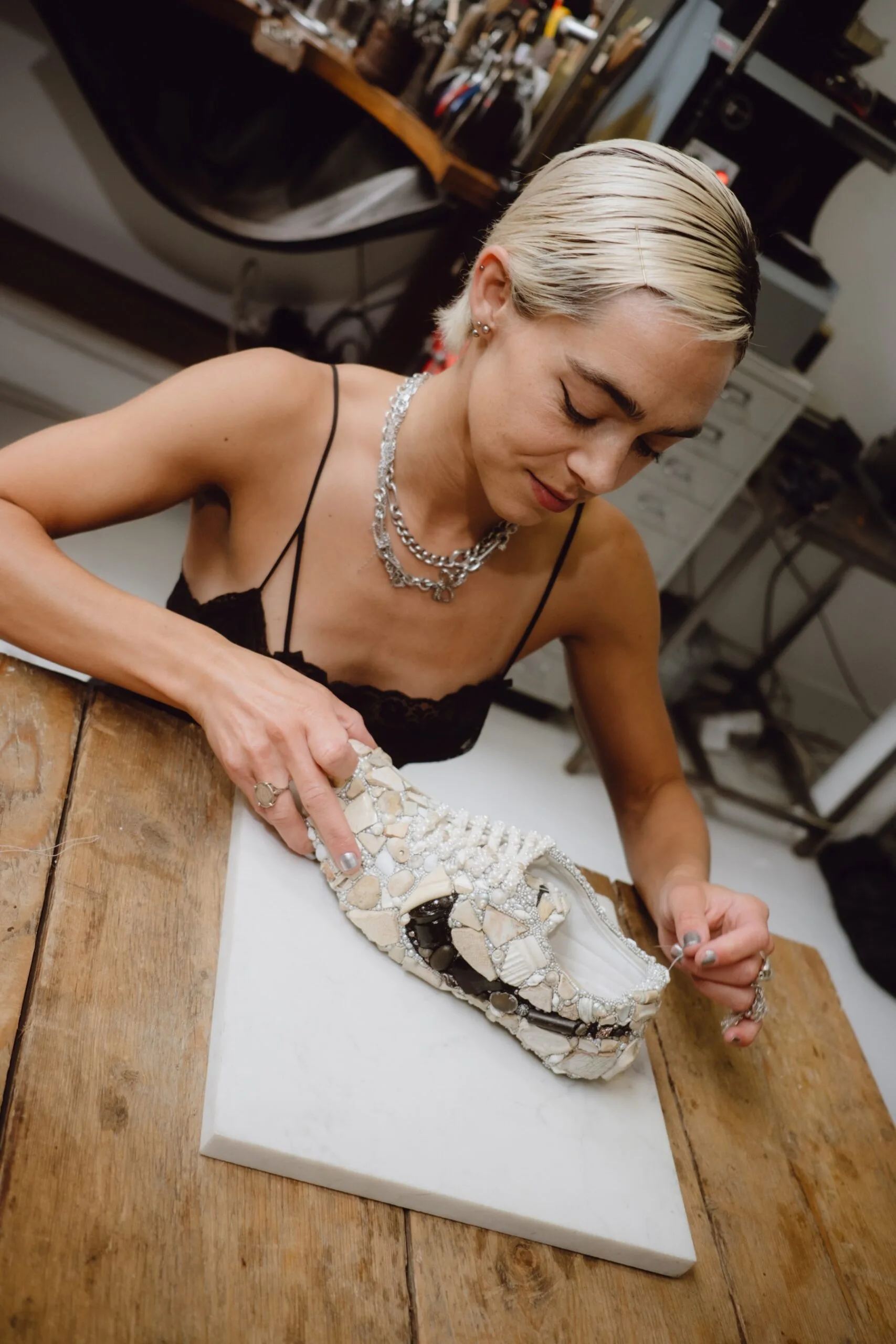 Nike замовив скульптуру, яка показує культові кросівки Moon Shoe знайденими на розкопках 4026 року